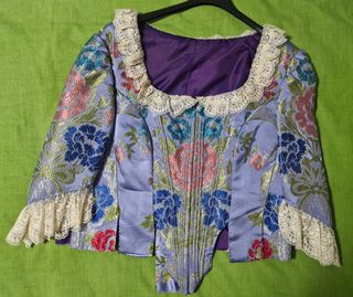 Traje fallera y zapatos.