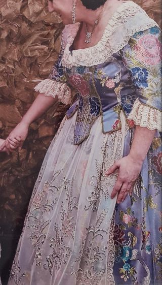 Traje fallera y zapatos.