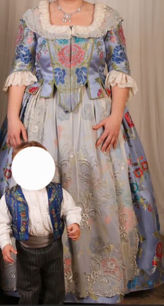 Traje fallera y zapatos.