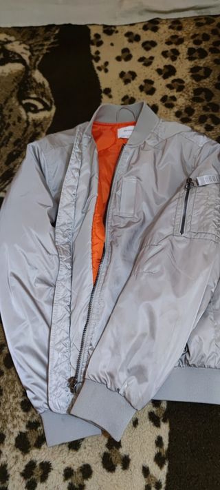 Chaqueta bomber nueva, sin etiqueta.