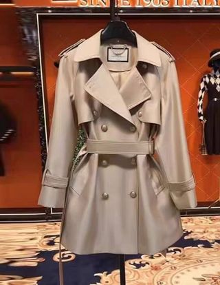 Trench de lujo y sexy con acabado perlado