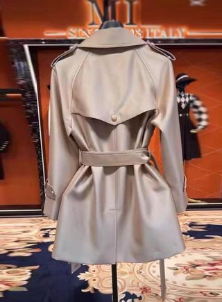 Trench de lujo y sexy con acabado perlado