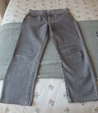 Pantalón vaquero gris. 