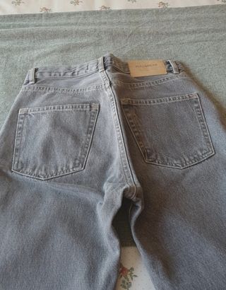 Pantalón vaquero gris. 