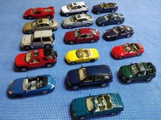 16 macchinine metalliche assortite, scala 1/39