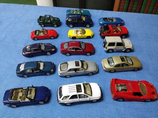 16 macchinine metalliche assortite, scala 1/39