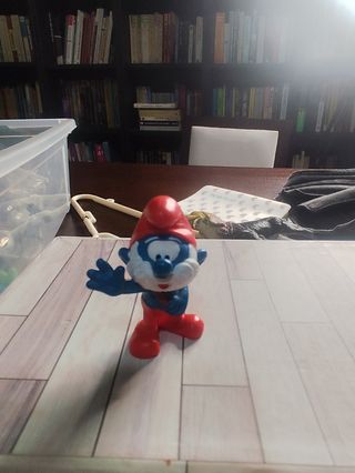 Figura de papá pitufo con bolsa.