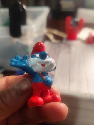 Figura de papá pitufo con bolsa.