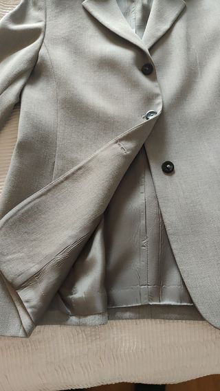 Traje de americana y pantalón de mujer 