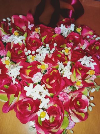 Ghirlanda floreale a forma di cuore con rose