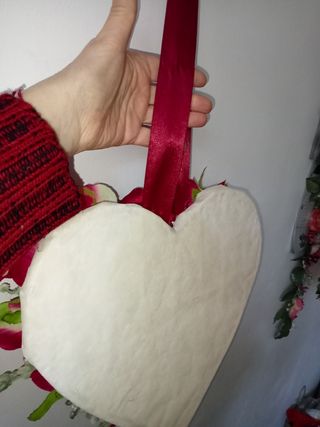 Ghirlanda floreale a forma di cuore con rose