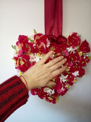 Ghirlanda floreale a forma di cuore con rose