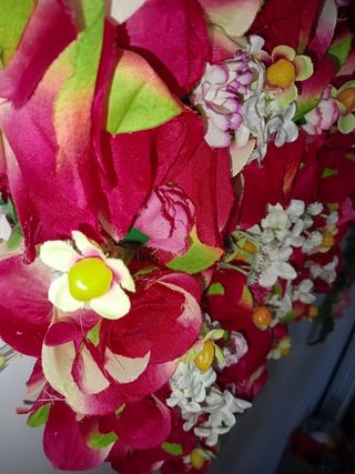 Ghirlanda floreale a forma di cuore con rose