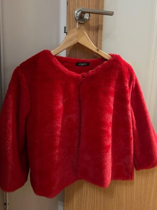 Torera de pelo sintetico de color roja 