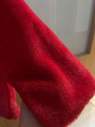 Torera de pelo sintetico de color roja 