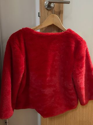 Torera de pelo sintetico de color roja 