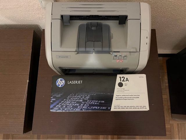 Impresora HP con un cartucho de toner