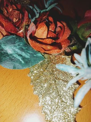 Ghirlanda ovale con roselline e glitter