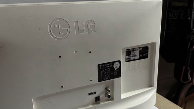 TV LG plano 24” blanco