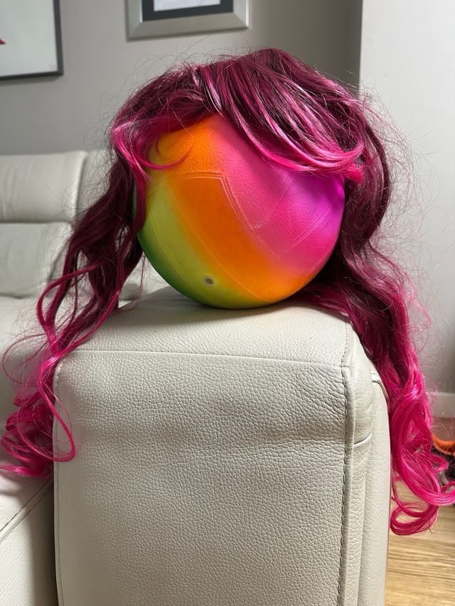 Peluca larga fucsia morada