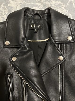 Cazadora biker efecto piel Zara