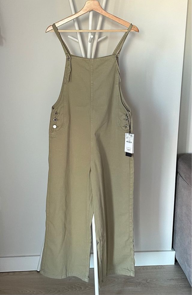 Mono / peto verde caqui de Stradivarius talla 40