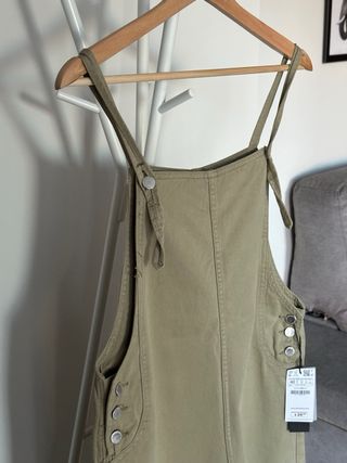 Mono / peto verde caqui de Stradivarius talla 40