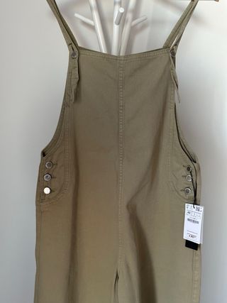 Mono / peto verde caqui de Stradivarius talla 40