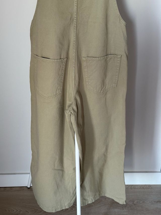 Mono / peto verde caqui de Stradivarius talla 40