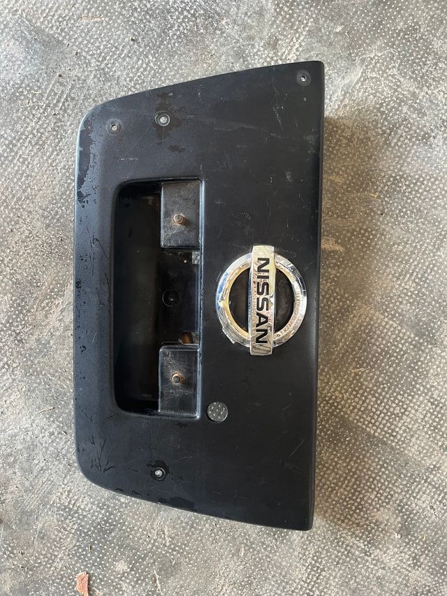 Manera portón trasero Nissan navara