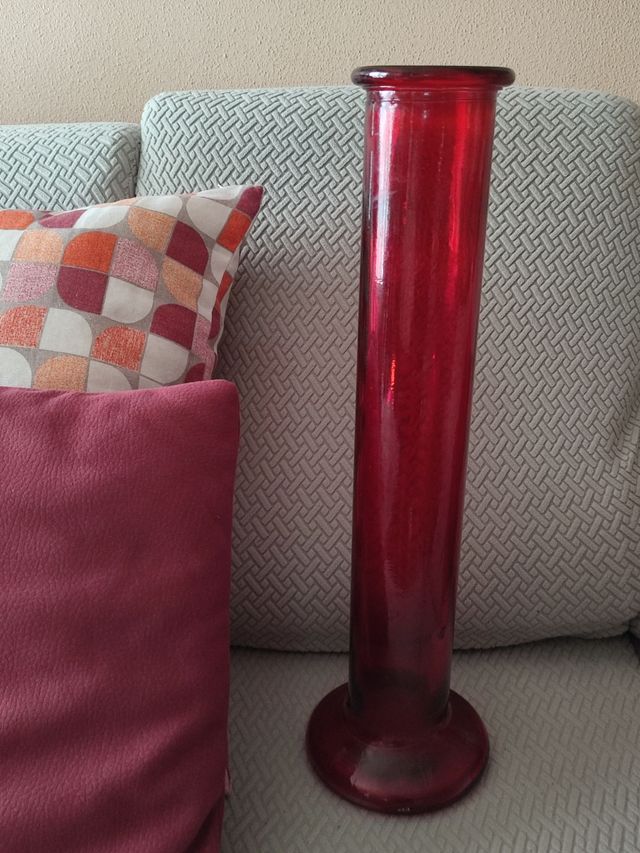 Jarrón Vidrio Alto Rojo,56Cmsx 15Cms Aproxim.