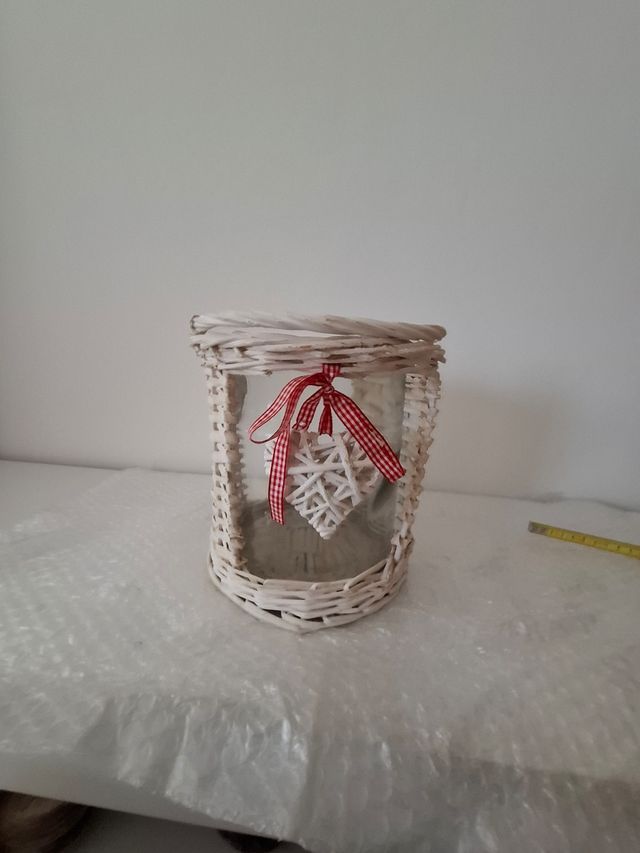 Macetero con funda de mimbre