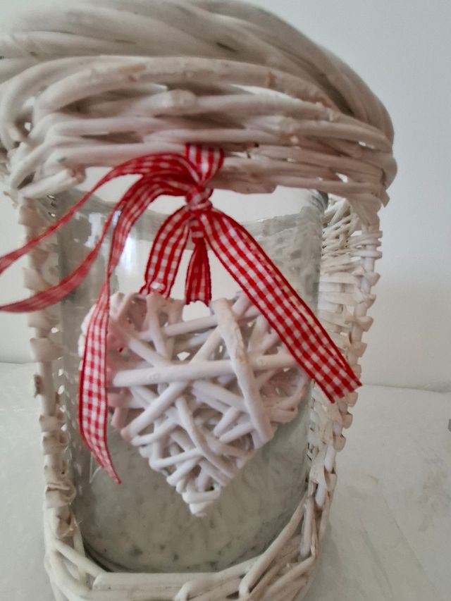 Macetero con funda de mimbre