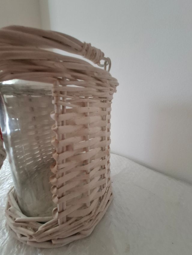 Macetero con funda de mimbre