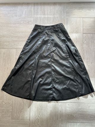 Falda negra efecto piel corte evasé Shein