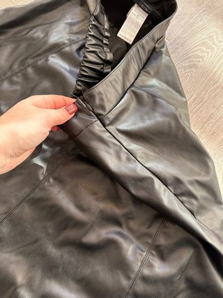 Falda negra efecto piel corte evasé Shein