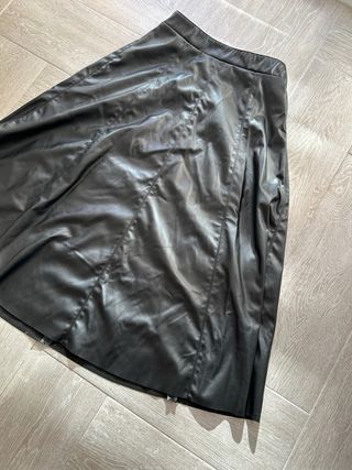 Falda negra efecto piel corte evasé Shein