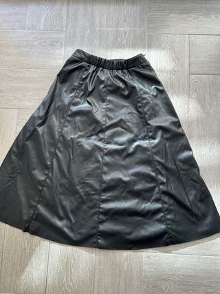 Falda negra efecto piel corte evasé Shein