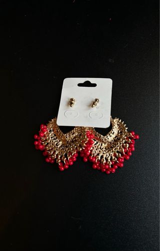 Pendientes dorados y rojos feria sevillana