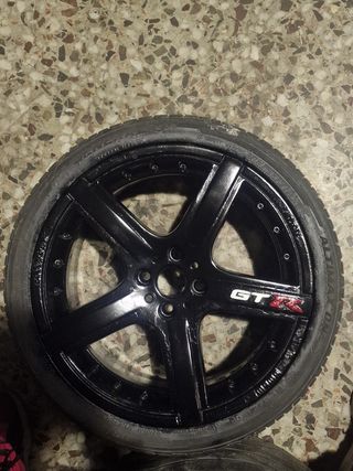 Llantas Momo 17 pulgadas y cubiertas