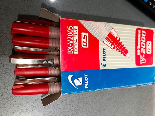 Caja de bolígrafos Pilot rojo