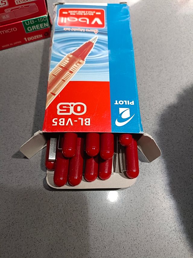 Caja de bolígrafos Pilot rojo