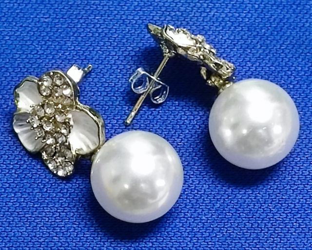 PENDIENTES VINTAGE CON FLOR ESMALTADA Y PERLA