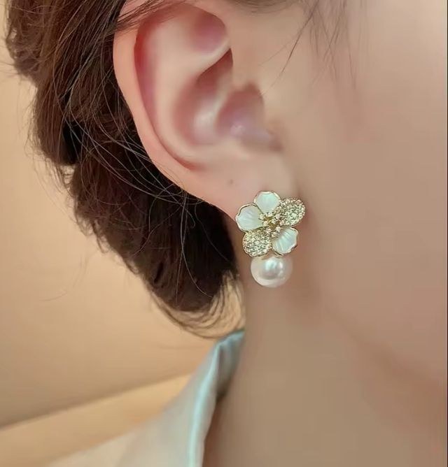 PENDIENTES VINTAGE CON FLOR ESMALTADA Y PERLA