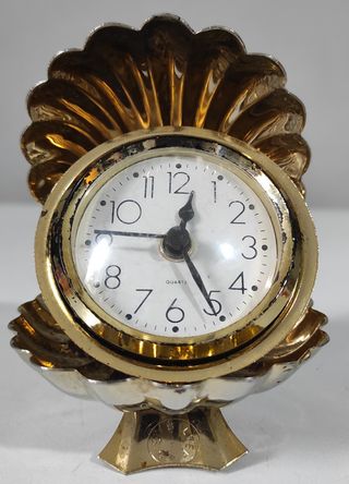 Conchiglia vintage in metallo con orologio 