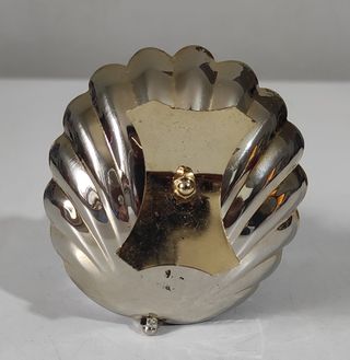 Conchiglia vintage in metallo con orologio 