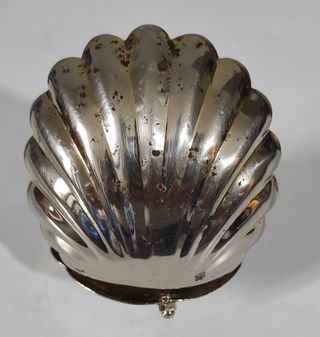 Conchiglia vintage in metallo con orologio 