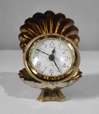 Conchiglia vintage in metallo con orologio 