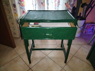 Piccola scrivania in legno con cassetto 