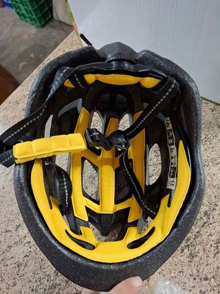 Casco con aberturas